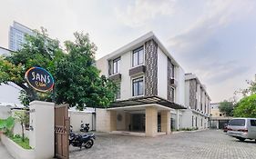 RedDoorz Plus near Lippo Mall Kemang 2